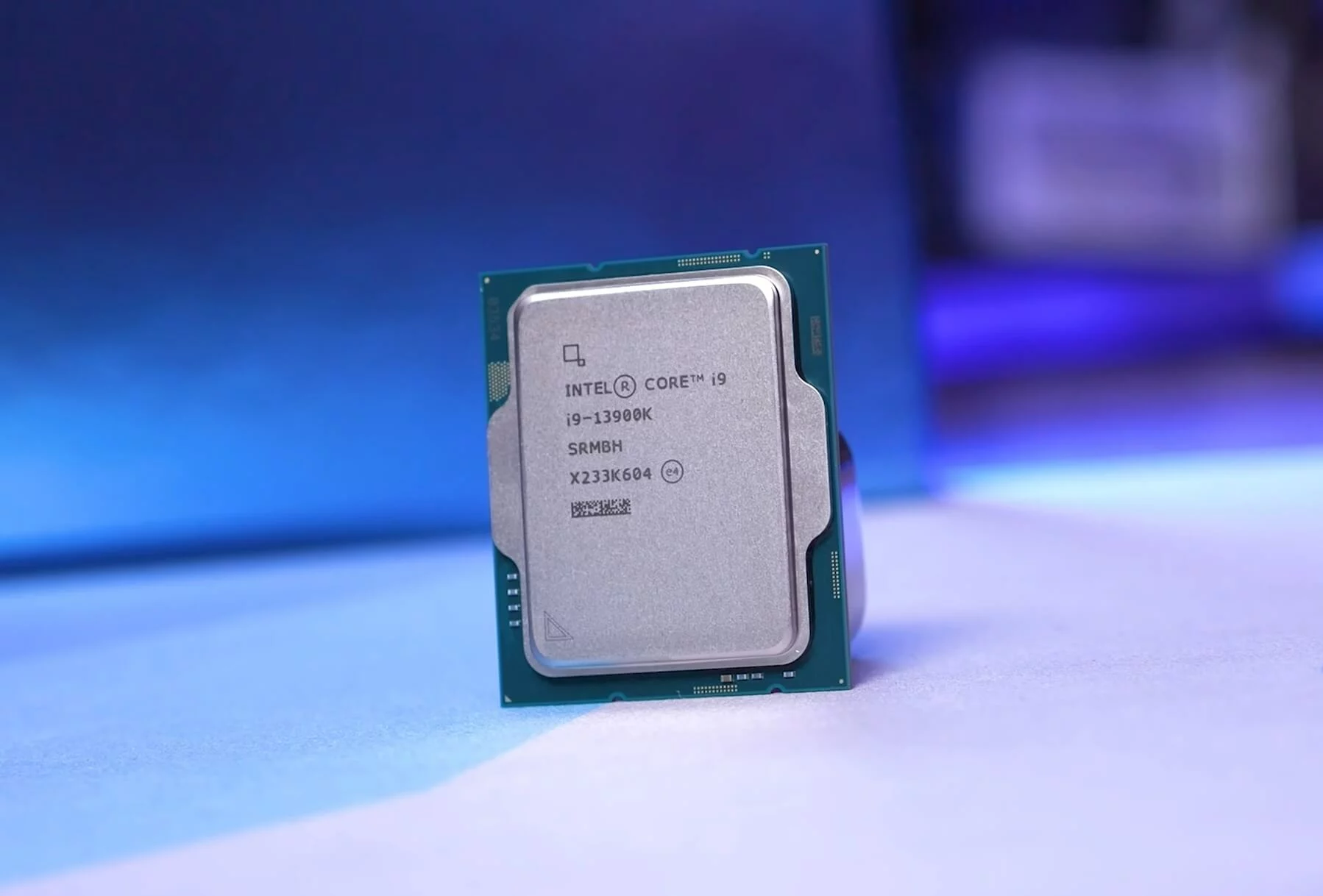 Intel i9-13900K draws nearly 300W and is terribly inefficient. Is it better than 7950X?